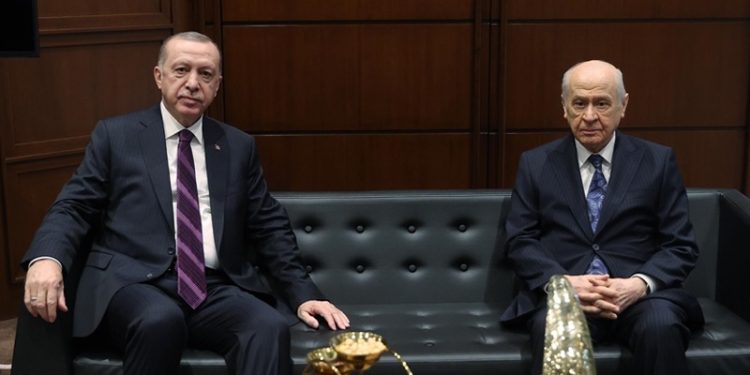 حليف أردوغان يضغط عليه للانسحاب من حلف الناتو