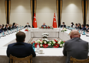 أردوغان يعقد اجتماعا حول مكافحة “مخاط البحر” ويتعهّد بإنهائه