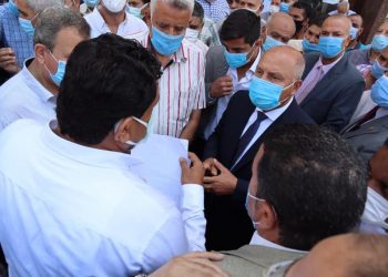 وزير النقل المصري يفاجئ الركاب صباحًا في محطة القطارات