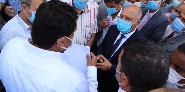 وزير النقل المصري يفاجئ الركاب صباحًا في محطة القطارات