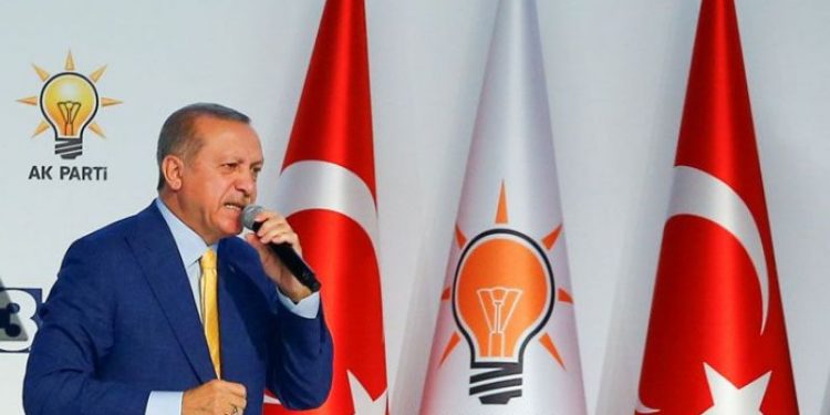 كاتب: أردوغان قد يواجه موجة استقالات من حزبه
