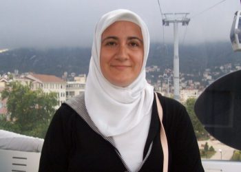 إعادة معلمة مفصولة إلى عملها بعد عامين على وفاتها