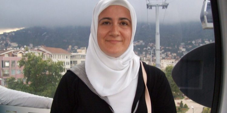 إعادة معلمة مفصولة إلى عملها بعد عامين على وفاتها