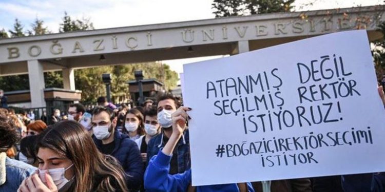 حرمان الطلاب المحتجين على “عميد أردوغان” من المنح الدراسية