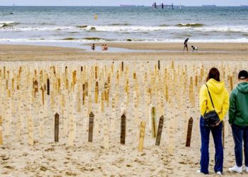 هولندا.. نصب تذكارية على الشاطئ لآلاف اللاجئين الذين فقدوا حياتهم