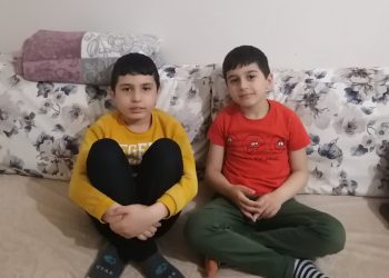 مجددًا.. أم تركية لطفلين في السجن بعد اعتقال والدهما