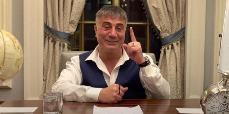 زعيم المافيا يسخر من تبريرات مسئول أقام بفندق مشبوه