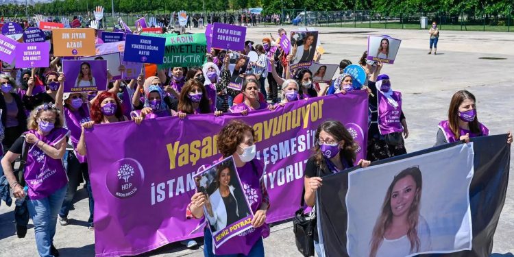 تركيا.. احتجاجات نسائية بعد الانسحاب من اتفاقية منع العنف ضد المرأة