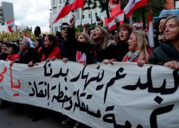 قطع الطرقات في لبنان احتجاجًا على حالة الانهيار الاقتصادي