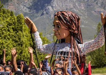 “آمال” دمية عملاقة تطوف أوروبا للتعريف بمآسي اللاجئين السوريين