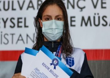 تركية تحصد الميدالية الذهبية في بطولة السباحة الأوروبية