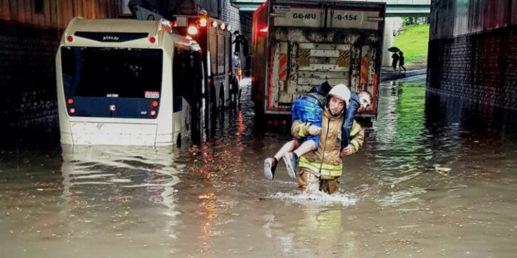 انهيارات وفيضانات بشمال شرق تركيا تسفر عن 5 قتلى و3 مفقودين