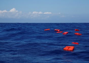 خفر السواحل التركي ينقذ 14 مهاجرا تعطل قاربهم