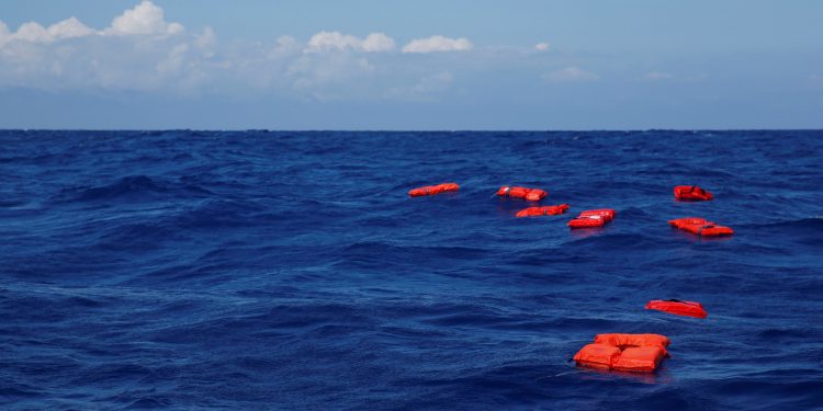 خفر السواحل التركي ينقذ 14 مهاجرا تعطل قاربهم