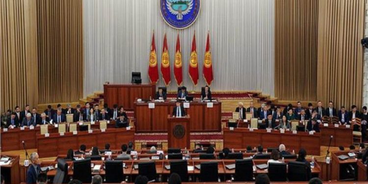 برلمان قيرغيزستان يدين عملية اختطاف نفذتها الاستخبارات التركية