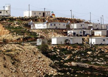 مستوطنون يغادرون بؤرة استيطانية في جبل “صبيح”