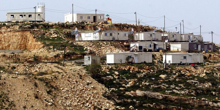 مستوطنون يغادرون بؤرة استيطانية في جبل “صبيح”