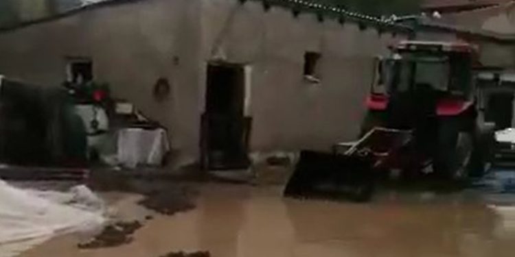 تركيا.. السيول تغمر 4 أحياء بمدينة قيصري