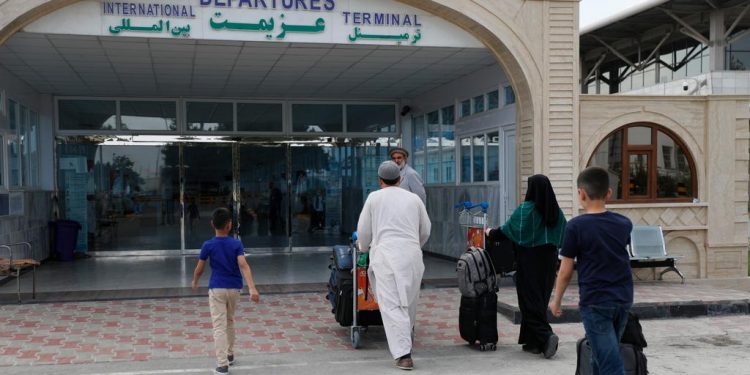 تركيا وقطر تفاوضان طالبان لتشغيل مطار كابول