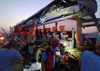 مقتل 10 أشخاص في حادث سير مروع غربي تركيا