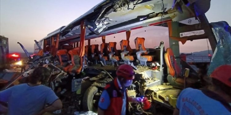 مقتل 10 أشخاص في حادث سير مروع غربي تركيا