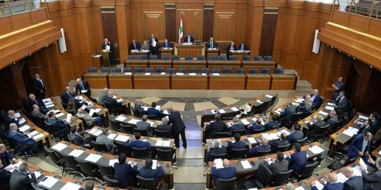 البرلمان اللبناني يعارض قاضي مرفأ بيروت ويصفه بأنه تجاوز سلطاته