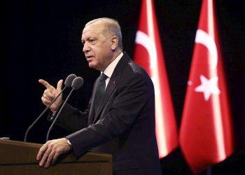 أردوغان يحيل 30 جنرالًا وأدميرالًا للتقاعد!