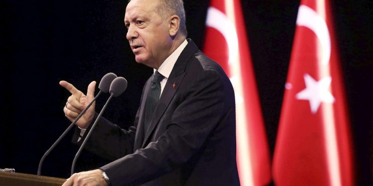 أردوغان يحيل 30 جنرالًا وأدميرالًا للتقاعد!
