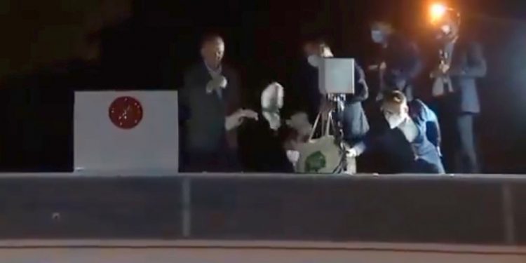 أردوغان يوزع الشاي على المتضررين من الحرائق في مرمريس!