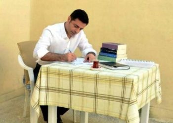 دميرتاش يتهم حكومة أردوغان بافتعال حرائق في مناطق الأكراد