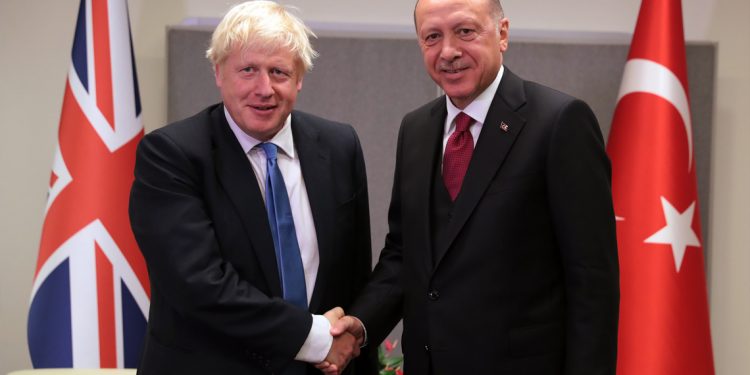 المملكة المتحدة تخطط لإنشاء مراكز لاجئين في تركيا وباكستان