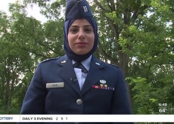 أول محجبة في سلاح الجو الأمريكي