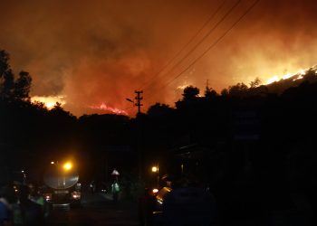 حرائق تركيا.. ألسنة اللهب تصل إلى محطة طاقة حرارية