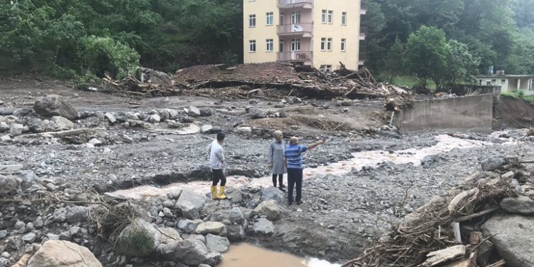 ارتفاع ضحايا الفيضانات في تركيا إلى 74