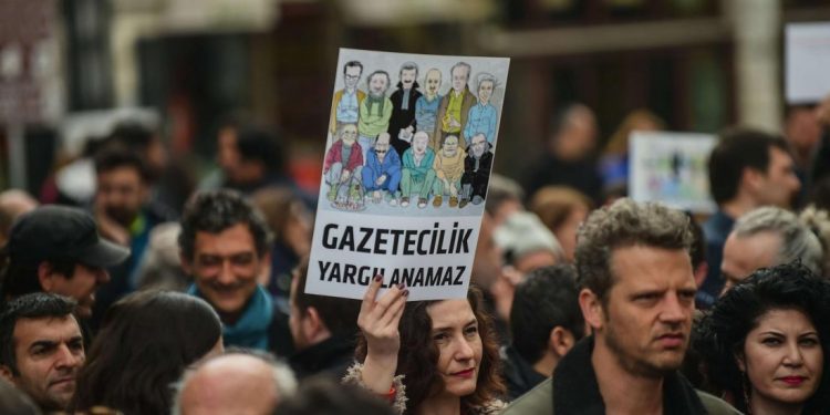 تركيا تطلب من ألمانيا ترحيل صحفي معارض لأردوغان