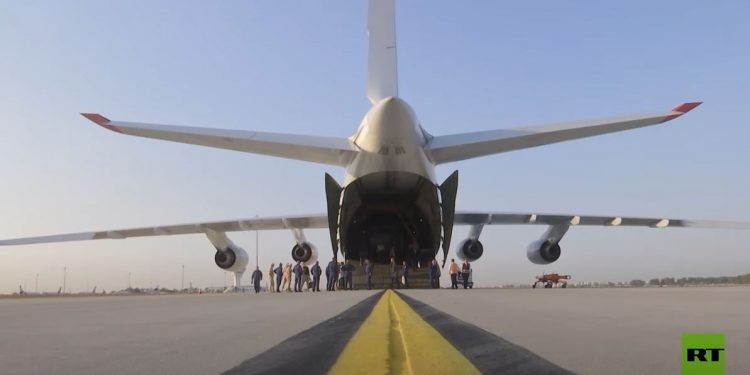 حفل في مطار أنطاليا الدولي التركي لوداع أطقم طائرات روسية