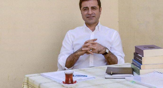 صلاح الدين دميرتاش: من يتحدث عن حل الأزمة الكردية كاذب