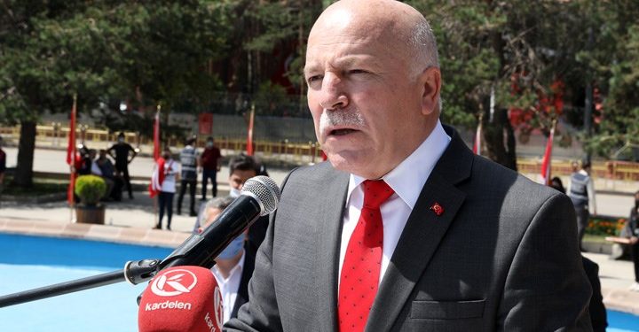 تركيا.. عمدة بلدية ينهال بالسباب على قيادي بحزب معارض!