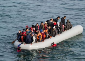 خفر السواحل التركي ينقذ 36 نازحًا عالقًا في بحر “إيجه”