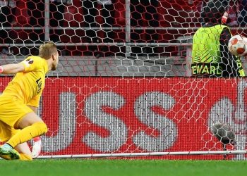 حارس مرمى لاتسيو يسجل هدفا في مرماه بخطأ فادح!