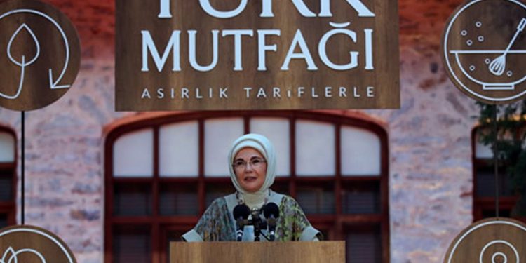 تركيا.. مليون ليرة لكتاب طهي من تأليف أمينة أردوغان!