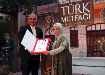 وزارة الثقافة التركية تدافع عن أمينة أردوغان