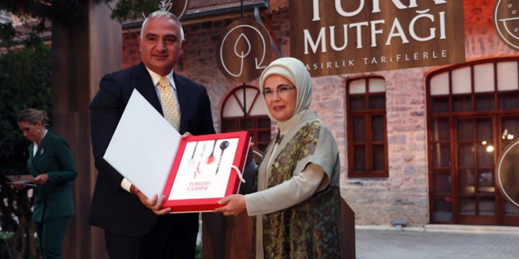 وزارة الثقافة التركية تدافع عن أمينة أردوغان