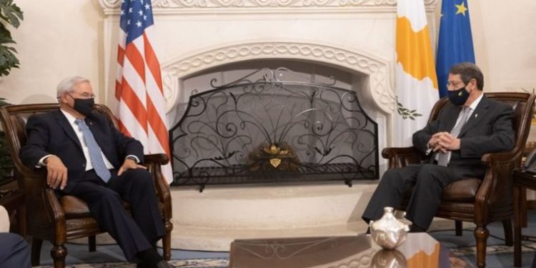 سيناتور أمريكي يتمني رؤية آخر جندي تركي يغادر قبرص