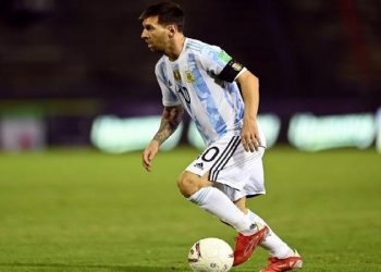 ميسي يذرف الدموع أمام 21 ألف متفرج