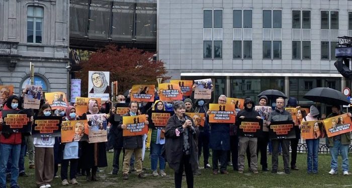 برلمانية بلجيكية تنضم لوقفة أمام البرلمان الأوروبي تنديدا باعتقال المرضى في تركيا