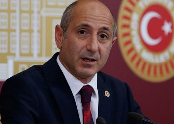 معارض تركي: أردوغان يعيش بعالم الأحلام!