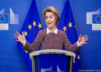 المفوضية الأوروبية تحثّ على إجراء تحقيق في عمليات صدّ مهاجرين عنوة