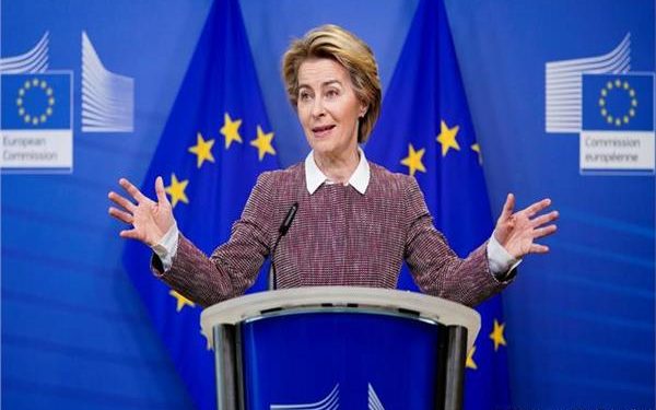 المفوضية الأوروبية تحثّ على إجراء تحقيق في عمليات صدّ مهاجرين عنوة