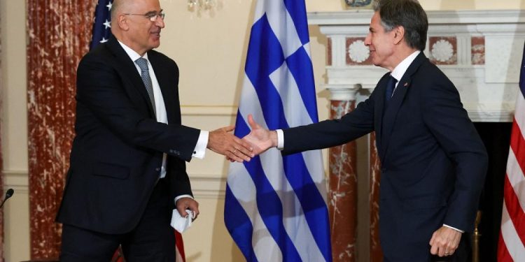 الولايات المتحدة واليونان توسعان التعاون الدفاعي وسط التوترات مع تركيا